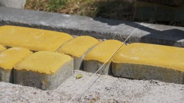 Taş döşeme kaplama Hammer kullanarak çalışıyor