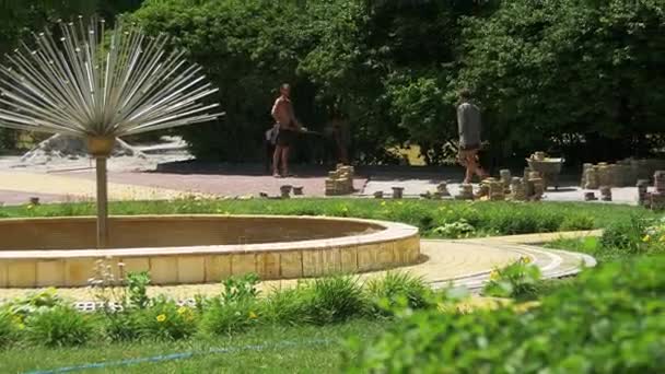 The Building Process, Repairing Sidewalk. Travailleur pose de pierre Pavage dans un parc de la ville — Video