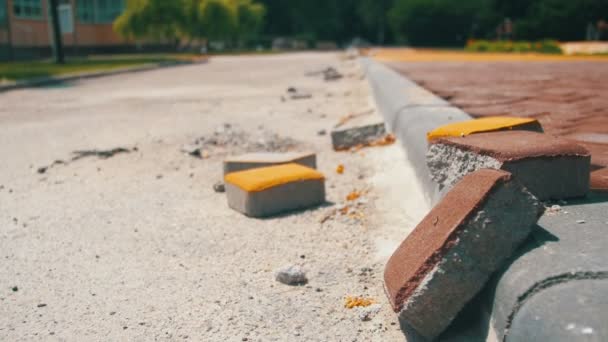 Baustelle, farbiges Straßenpflaster im Stadtpark, Bauprozess — Stockvideo