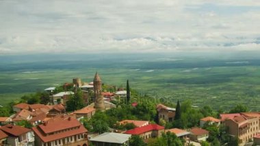 Panoramik görünümü üzerinde Sighnaghi şehir peyzaj, Georgia. Timelapse