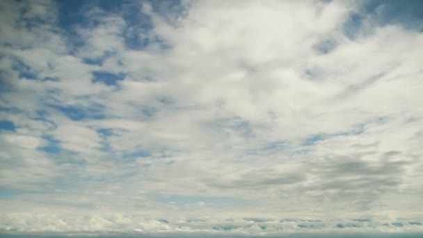 Wolken ziehen in den blauen Himmel — Stockvideo