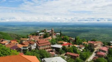 Panoramik görünümü üzerinde Sighnaghi şehir peyzaj, Georgia. Timelapse