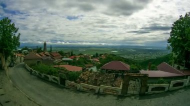 Panoramik görünümü üzerinde Sighnaghi şehir peyzaj, Georgia. Timelapse