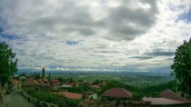 Panoramik görünümü üzerinde Sighnaghi şehir peyzaj, Georgia. Timelapse