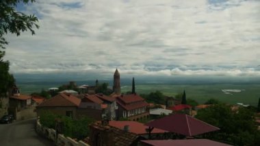 Panoramik görünümü üzerinde Sighnaghi şehir peyzaj, Georgia. Zaman atlamalı