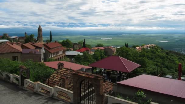 Panorámás kilátás nyílik a város Sighnaghi táj, Grúzia. Idő telik el — Stock videók