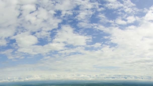 Wolken ziehen in den blauen Himmel — Stockvideo