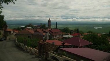 Panoramik görünümü üzerinde Sighnaghi şehir peyzaj, Georgia. Zaman atlamalı
