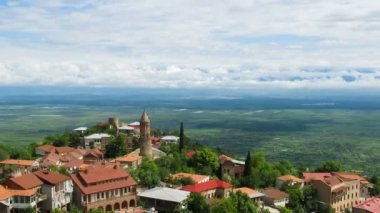 Panoramik görünümü üzerinde Sighnaghi şehir peyzaj, Georgia. Timelapse