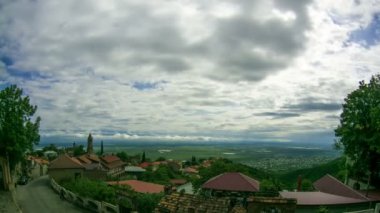 Panoramik görünümü üzerinde Sighnaghi şehir peyzaj, Georgia. Timelapse