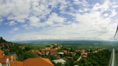 Panoramik görünümü üzerinde Sighnaghi şehir peyzaj, Georgia. Timelapse
