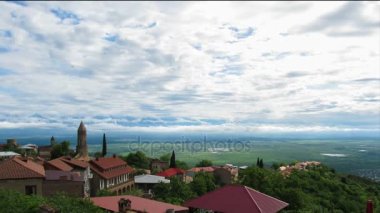 Panoramik görünümü üzerinde Sighnaghi şehir peyzaj, Georgia. Timelapse