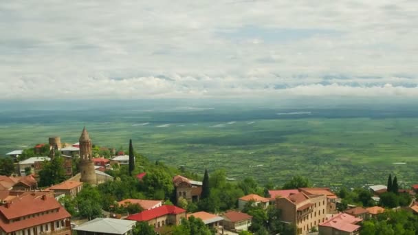 Sighnaghi, Georgia. Vista panorâmica sobre a paisagem da cidade. Prazo de validade — Vídeo de Stock