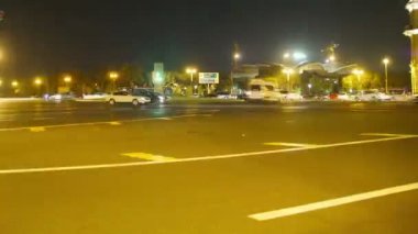 Gece trafikte şehir. Işıkları ile gece yolda arabalar. Zaman atlamalı