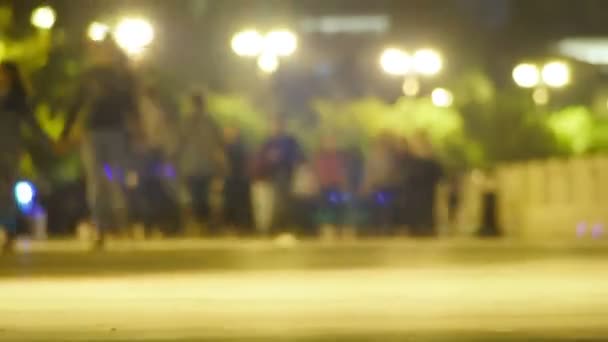 Menigte van mensen is wandelen langs de nacht straat. Timelapse. — Stockvideo