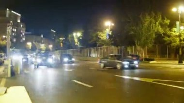 Gece trafik araba şehir içinde. Zaman atlamalı