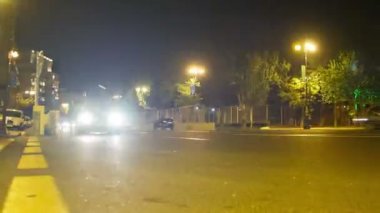Gece trafikte şehir. Işıkları ile gece yolda arabalar. Zaman atlamalı