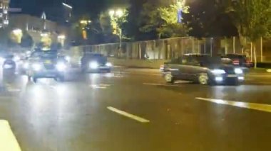 Gece trafikte şehir. Işıkları ile gece yolda arabalar. Zaman atlamalı