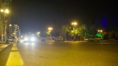 Gece trafikte şehir. Işıkları ile gece yolda arabalar. Zaman atlamalı