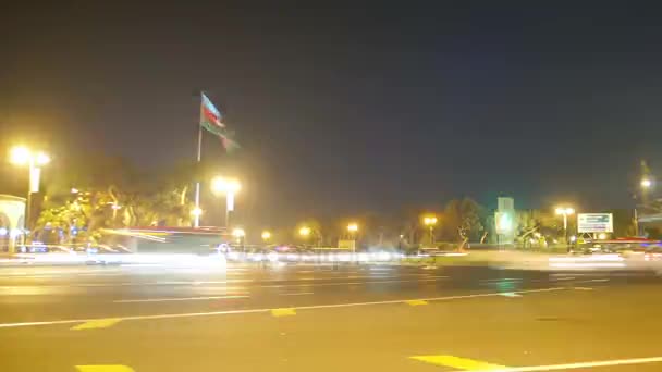 Tráfego noturno de carros na cidade. Desfasamento temporal — Vídeo de Stock