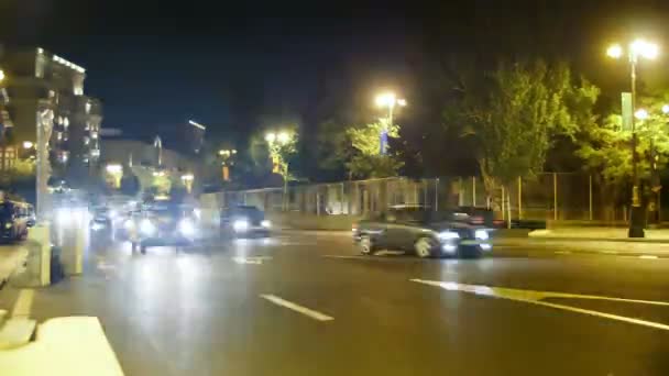 Κυκλοφορία νύχτας στην πόλη. Αυτοκίνητα αυτοκίνητο με φώτα στο δρόμο το βράδυ. Πάροδο του χρόνου — Αρχείο Βίντεο