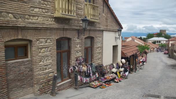 Sighnaghi, Gruzja. Widok ulicy w mieście Signagi w górach w regionie Kachetia — Wideo stockowe