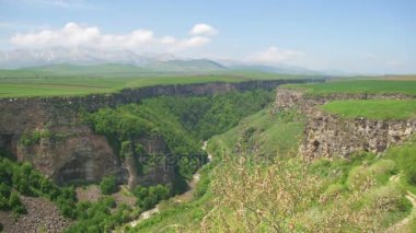 Manzaralı Kanyon, Gorge, akış ve Ermenistan dağlar.