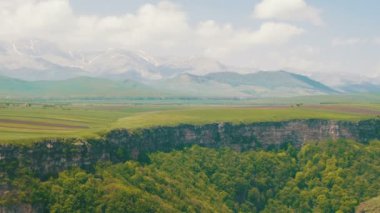 Manzaralı Kanyon, Gorge, akış ve Ermenistan dağlar.