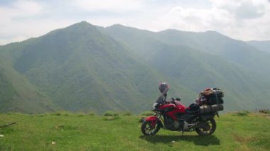 Üstünde tepe-in bir plato, Ermenistan'ın dağlarda turistik motosiklet duruyor