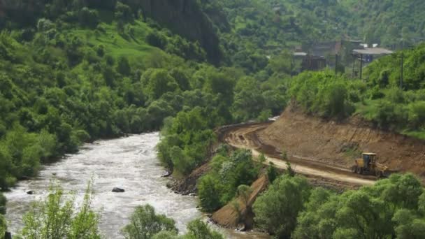 Landschappen van bergen in Armenië. De rivier van de berg — Stockvideo