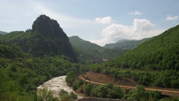 Paisajes de montañas en Armenia. El río de la montaña — Vídeo de stock