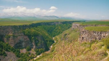 Manzaralı Kanyon, Gorge, akış ve Ermenistan dağlar.