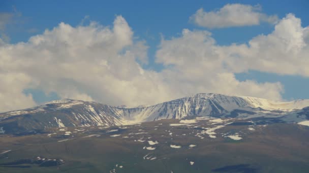 Nuvens se movem sobre os picos nevados das montanhas na Armênia — Vídeo de Stock