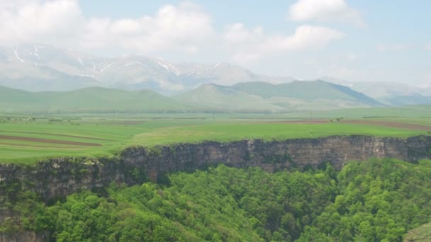 Liggande vy av Canyon, Gorge, stream och bergen av Armenien. — Stockvideo