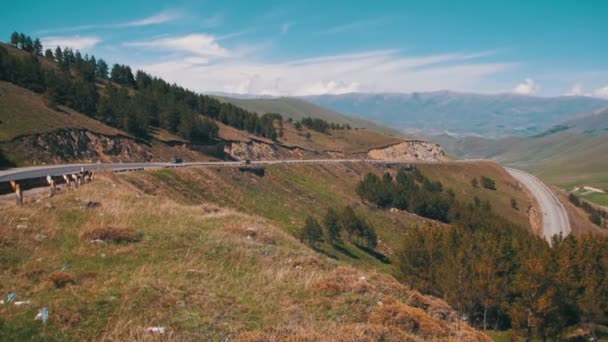 Horských serpentin a auta jezdit po silnici v Arménii — Stock video