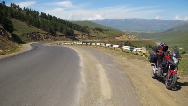 Toeristische motorfiets staat langs een Serpentine weg in de bergen van Armenië. Moto reizen. — Stockvideo