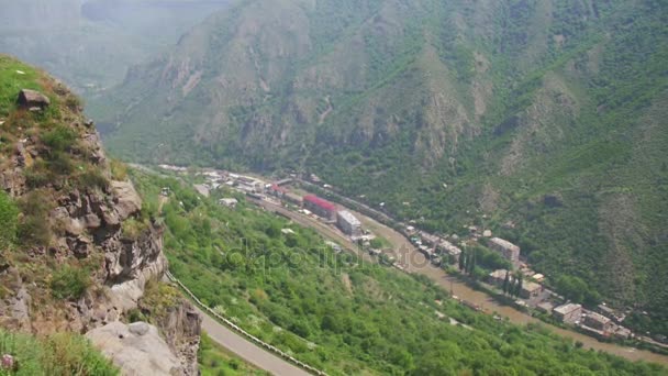 Paysages de montagnes en Arménie. Vue de dessus. La rivière de montagne et la Serpentine — Video