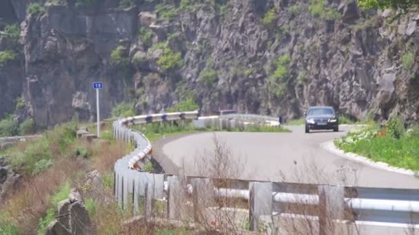 A Serpentina da Montanha e os carros dirigem ao longo da estrada na Armênia — Vídeo de Stock