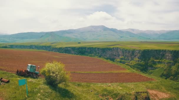 Paisaje vista del cañón, garganta, campos agrícolas y montañas de Armenia . — Vídeo de stock