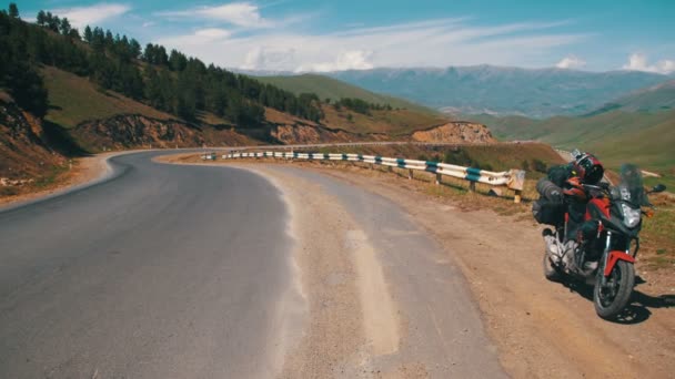 Moto viaja. Motocicletas turísticas a lo largo de un camino serpentino en las montañas de Armenia . — Vídeo de stock