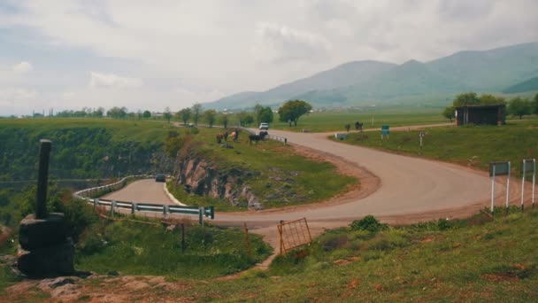 Paysages de montagnes en Arménie. La Serpentine de montagne et les voitures . — Video