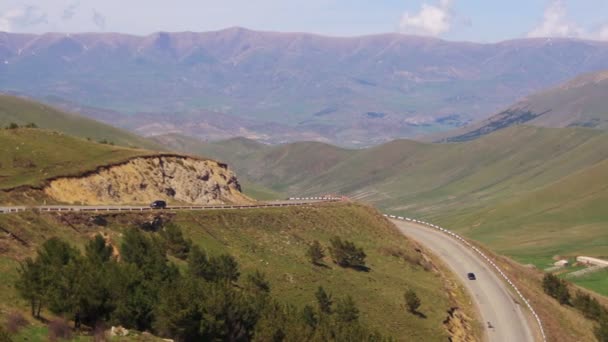 A Serpentina da Montanha e os carros dirigem ao longo da estrada na Armênia — Vídeo de Stock