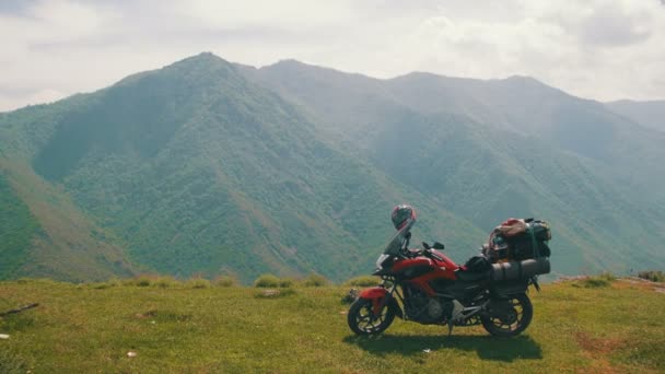 Turisztikai motorkerékpár áll, tetején egy fennsíkon, a hegyekben, Örményország — Stock videók