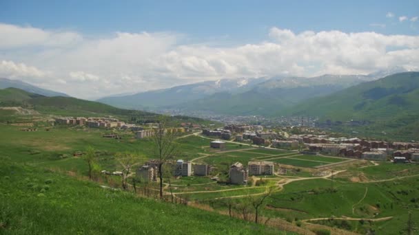 Landschaftsaufnahme der Stadt in den Bergen von Armenien. — Stockvideo