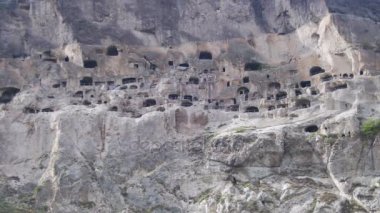 Vardzia, Georgia. Kayanın içindeki bir antik kent