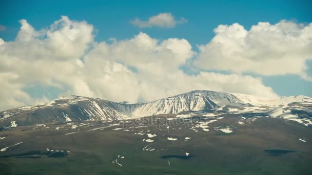 Paisajes y Montañas de Armenia. Las nubes se mueven sobre los picos nevados de las montañas en Armenia. Caducidad — Vídeos de Stock