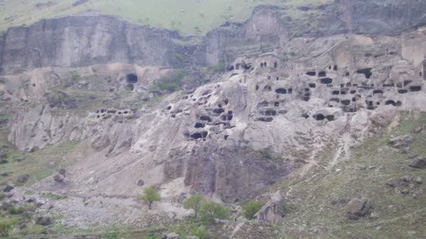 Vardzia, Georgia. Kayanın içindeki bir antik kent — Stok video