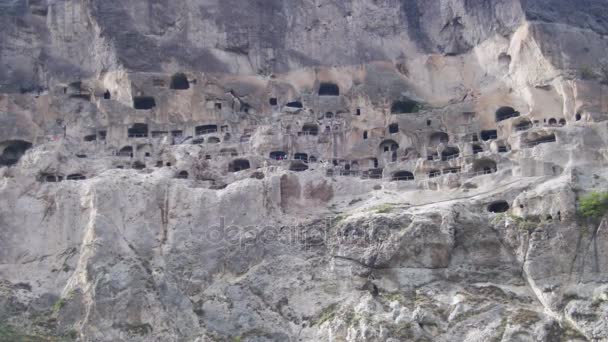 Vardzia, Georgia. Kayanın içindeki bir antik kent — Stok video