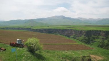 Manzaralı Kanyon, Gorge, tarım alanları ve Ermenistan dağlar.
