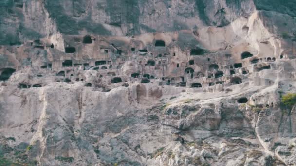 Vardzia, Georgia. Kayanın içindeki bir antik kent — Stok video